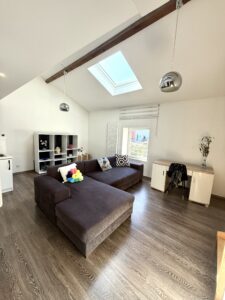 Séjour lumineux d’un appartement duplex F2 à Thionville Élange avec fenêtres de toit