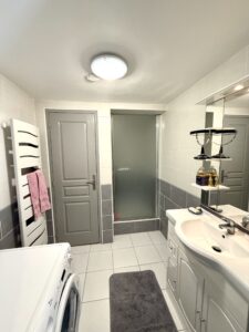 Salle d’eau avec douche d’un appartement duplex F2 à Thionville Élange